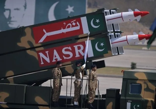 Pakistan yeni silahlarını tanıttı