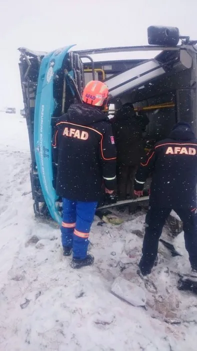 Erzurum’da özel halk otobüsü devrildi: 20 yaralı