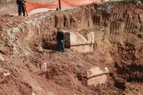 İnşaat kazısında Roma dönemine ait mezarlar çıktı