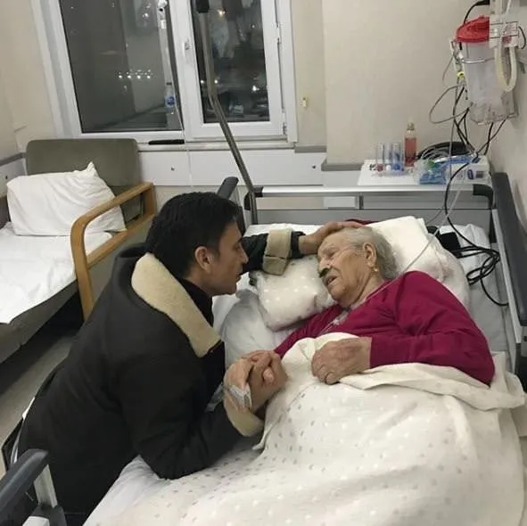 İzzet Yıldızhan’ın annesi hastanelik oldu, ilk uçakla İstanbul’a geldi