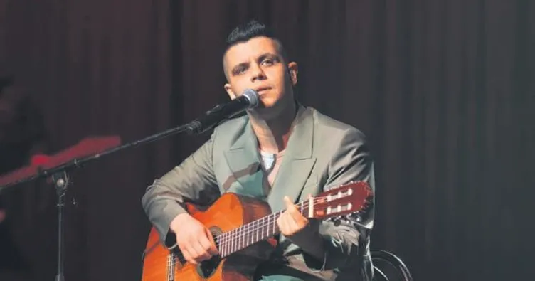 2 buçuk saatte 38 şarkı söyledi