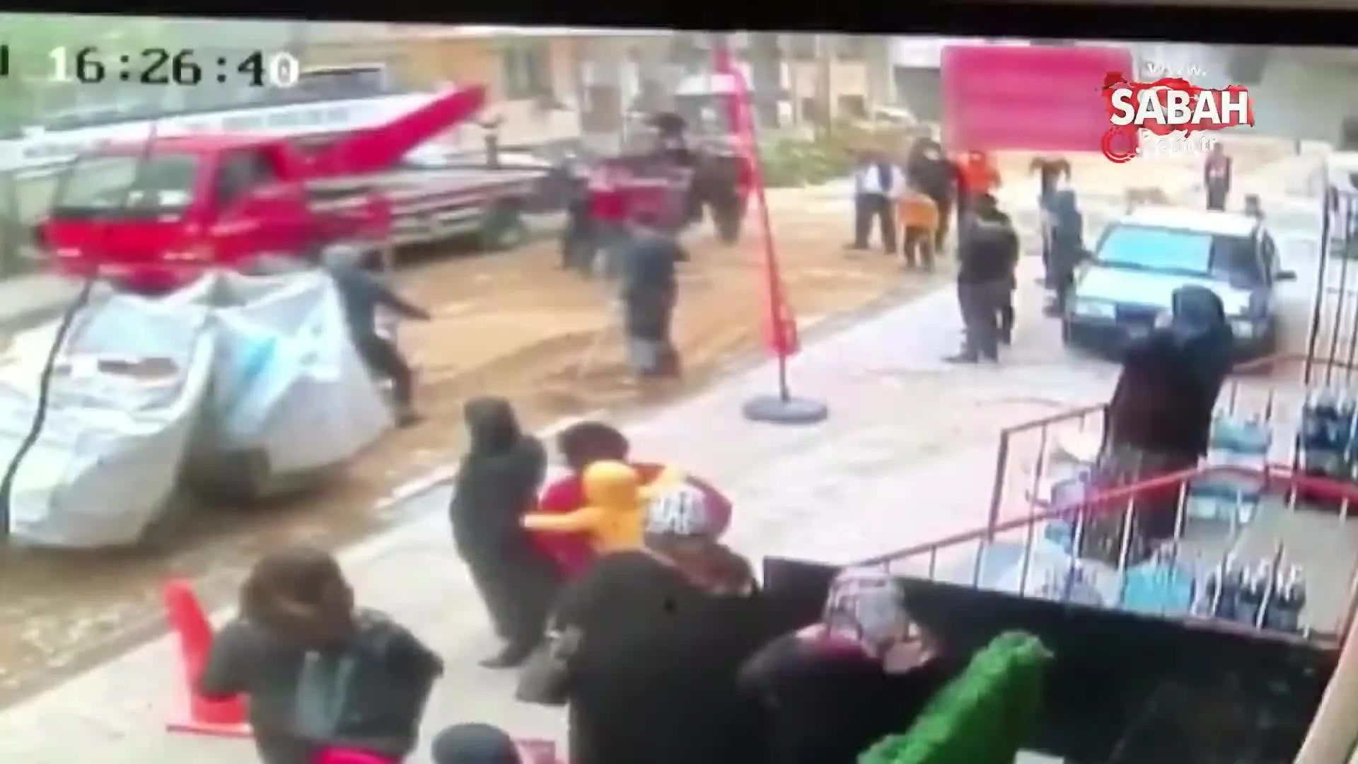 Istanbul Esenyurt Ta Izinsiz Kesilen Agac Icin Cikan Ucan Tekmeli Kavga Kamerada Video Videosunu Izle Son Dakika Haberleri