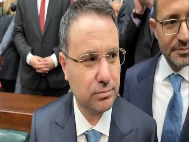 adalet-bakani-akin-gurlekten-imrali-iddiasina-yanit-ozel-olarak-bir-konut-yapilma-durumu-yok-1775039551607.jpg Adalet Bakanı Akın Gürlek'ten İmralı iddiasına yanıt: Özel olarak bir konut yapılma durumu yok
