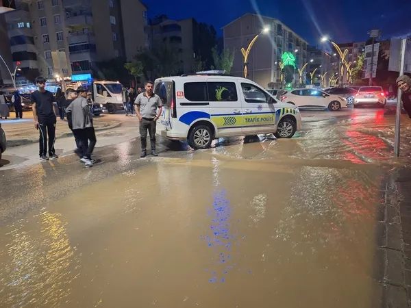 Muş'ta su borusu patladı, sokaklar su altında kaldı! musta patlayan su sebekesi caddeyi dereye cevirdi 1779998734498
