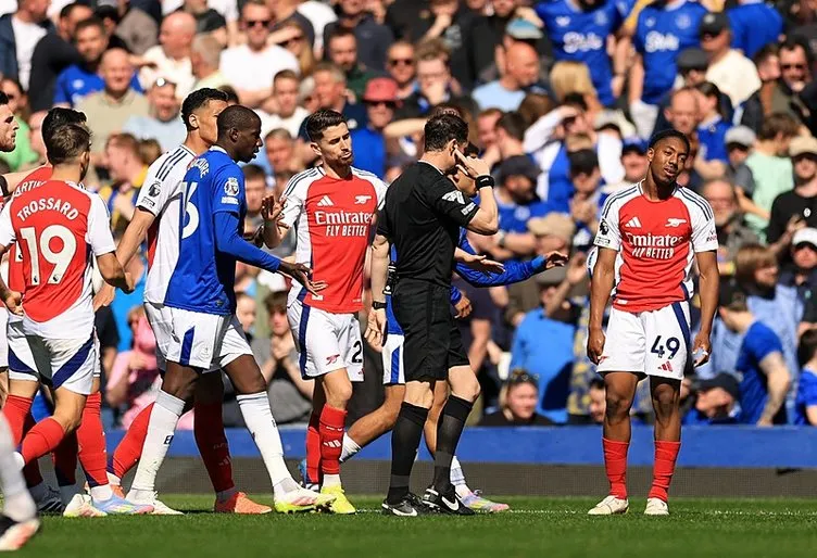 Everton-Arsenal maçının hakemi gündem oldu! Premier Lig’de Halis Özkahya vakası...