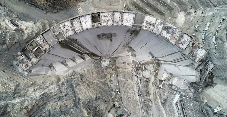 Türkiye'nin en yüksek barajının yapımında son 55 metre!
