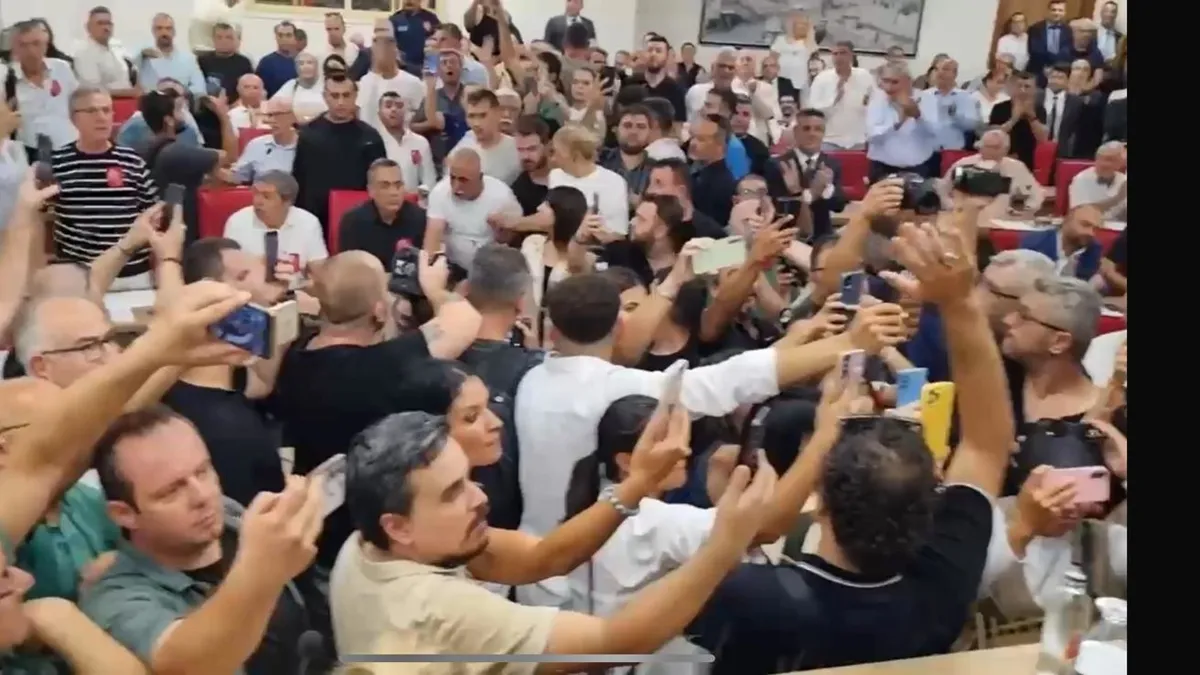 CHP’liler Aydın Büyükşehir Belediye meclisini karıştırdı CHP’liler Aydın Büyükşehir Belediye meclisini karıştırdı