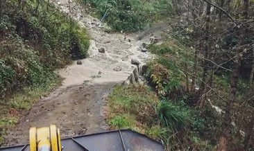 Sağanak yağış yolları kapadı