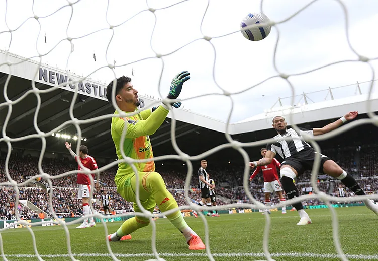 Roy Keane’den çarpıcı sözler: Altay Bayındır’ın performansı ortalığı karıştırdı! Doğum günü kutlaması taraftarları çıldırttı…