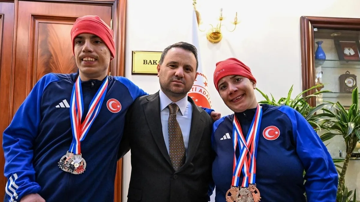 Madalyalı kayakçılar Bakan Gürlek ile buluştu Madalyalı kayakçılar Bakan Gürlek ile buluştu