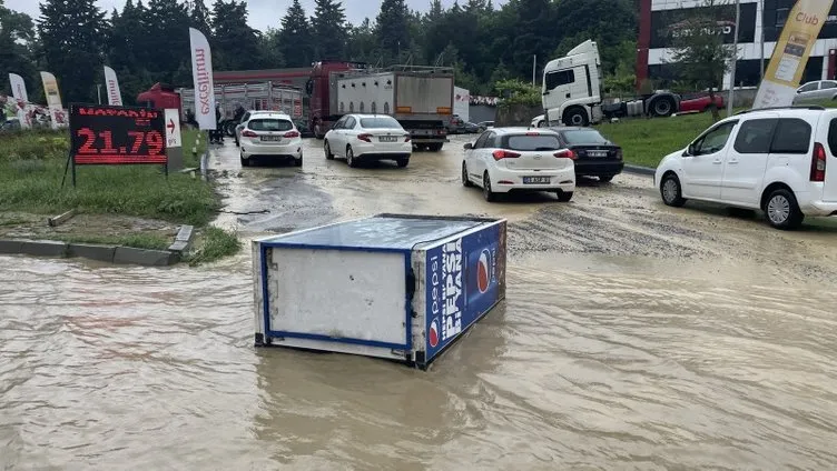 Son dakika! Samsun selle boğuşuyor! İnanılmaz görüntüler: İşe sandalla gittiler... Okullar tatil!
