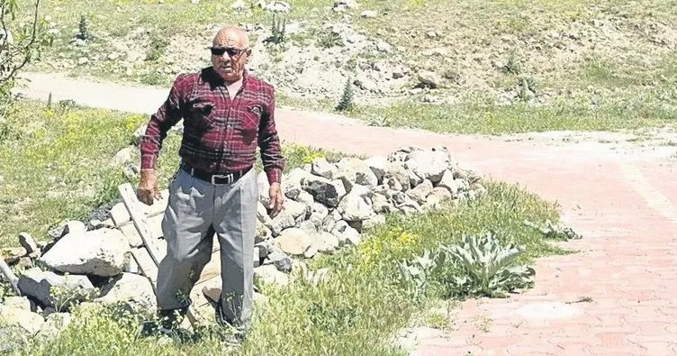 Terk edilmiş köyde tek başına yaşıyor