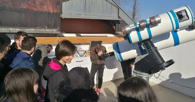 Gençlere astronomi eğitimi veriyor