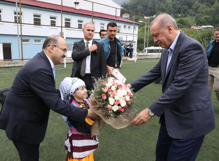 Başkan Erdoğan'a Rize ve Trabzon'da vatandaşlardan yoğun ilgi