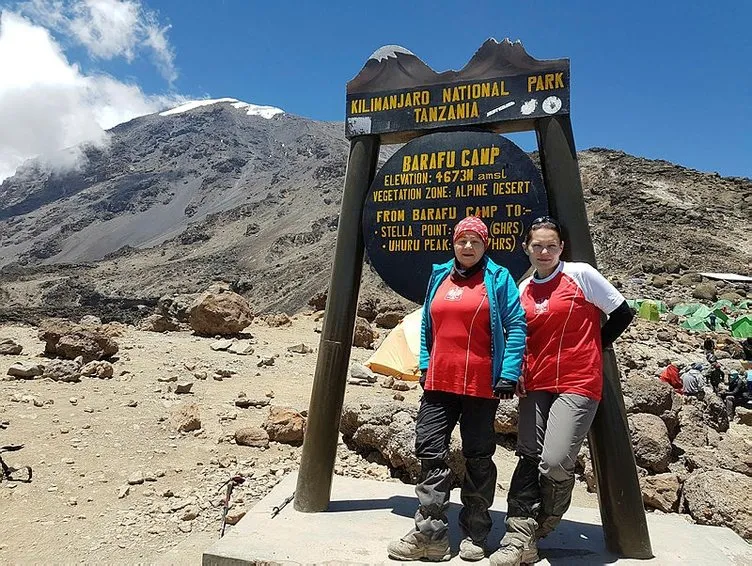 Torunlarına pasta pişirmekten sıkıldı,  Kilimanjaro Dağı’na tırmandı