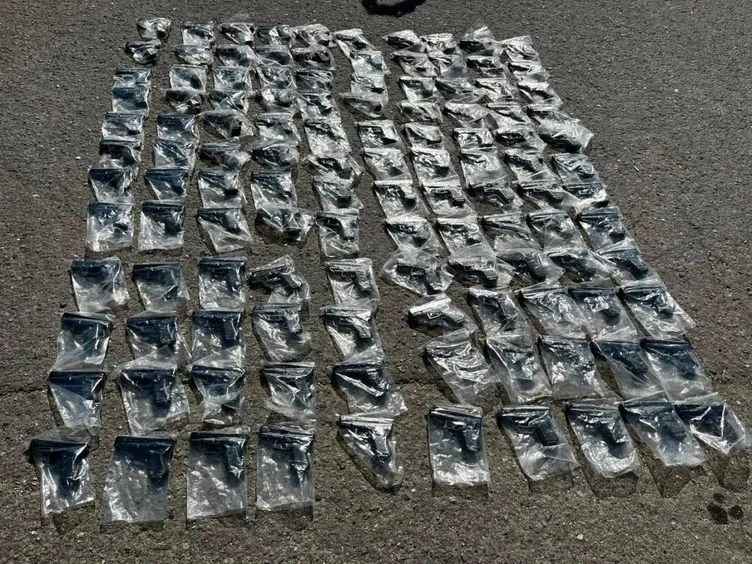 İstanbul Tuzla’da durduruldu: Otobüsten cephanelik çıktı! Şoke eden görüntüler...