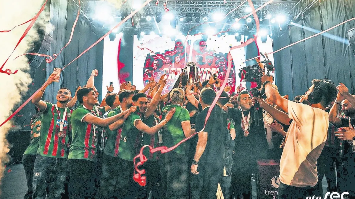 Amedspor kupayı kaldırdı