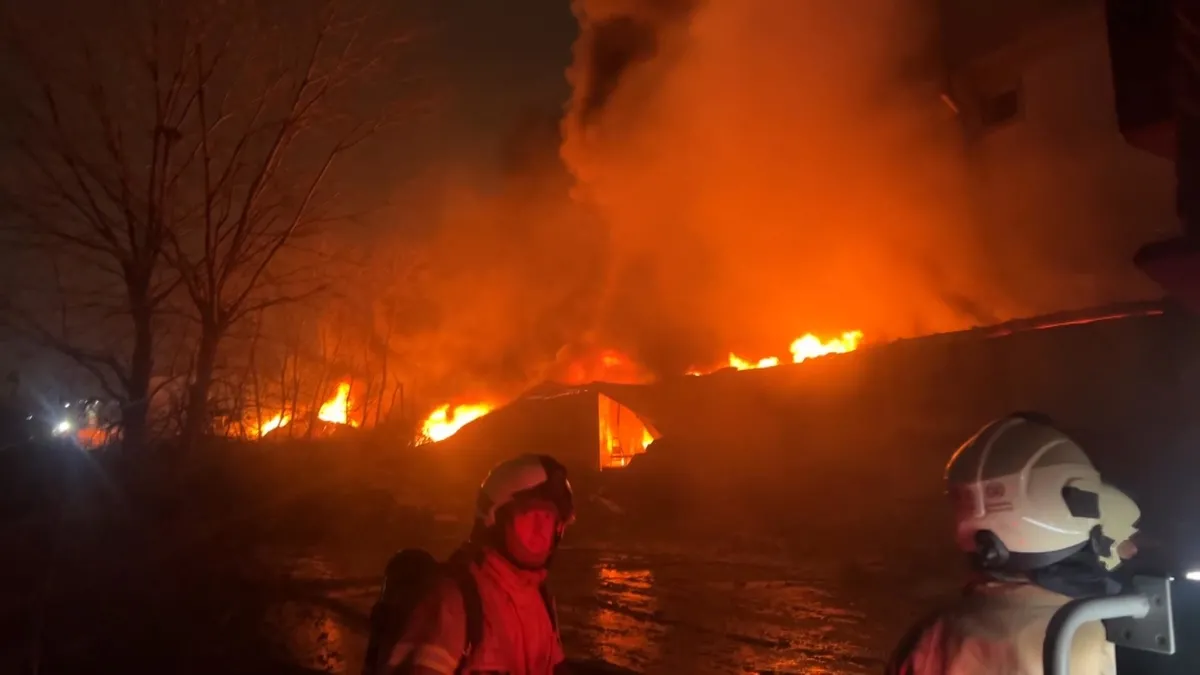 SON DAKİKA… İstanbul Esenyurt’ta fabrika yangını! Peş peşe patlamalar meydana geldi: Alevlerle mücadelede 8. saate girildi! SON DAKİKA… İstanbul Esenyurt’ta fabrika yangını! Peş peşe patlamalar meydana geldi: Alevlerle mücadelede 8. saate girildi!