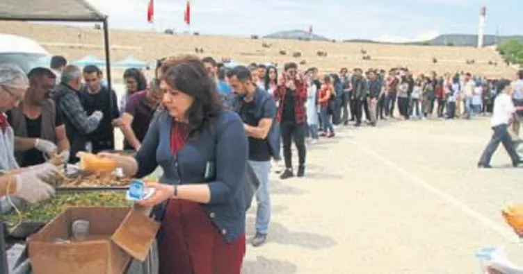 Öğrenciler için 4 bin balık ekmek