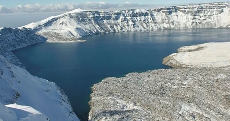Yeryüzü cenneti Nemrut Krater Gölü beyaza büründü