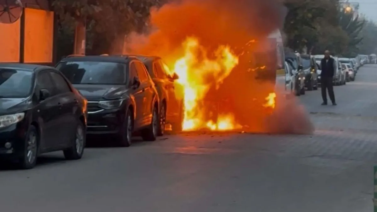 Manisa’da yürekler ağza geldi: Öğrenci servisi alev alev yandı! Şoförün dikkati sayesinde… Manisa’da yürekler ağza geldi: Öğrenci servisi alev alev yandı! Şoförün dikkati sayesinde…