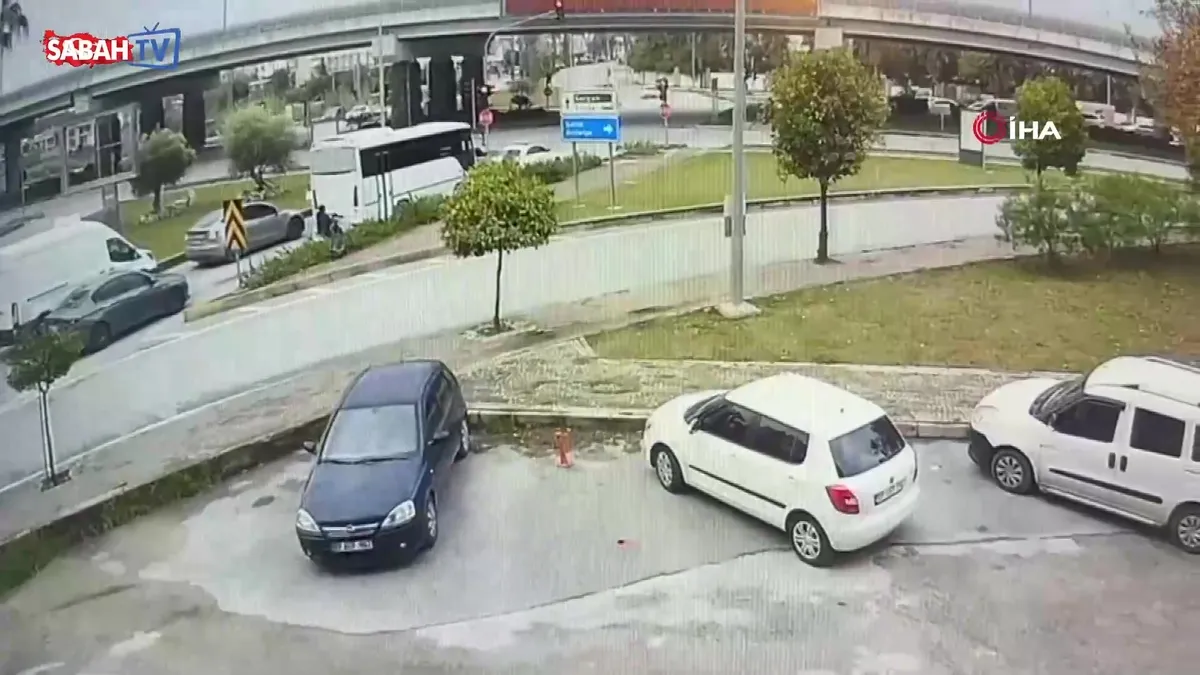 Ambulansa yol verme kazasında ortalık savaş alanına döndü: Yaralılar var! | Video videosunu izle Ambulansa yol verme kazasında ortalık savaş alanına döndü: Yaralılar var! | Video videosunu izle
