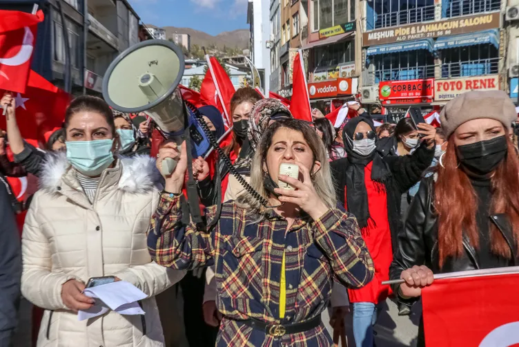SON DAKİKA HABERİ: Hakkari'de bayraklı protesto! Kadınlardan Diyarbakır annelerine destek...