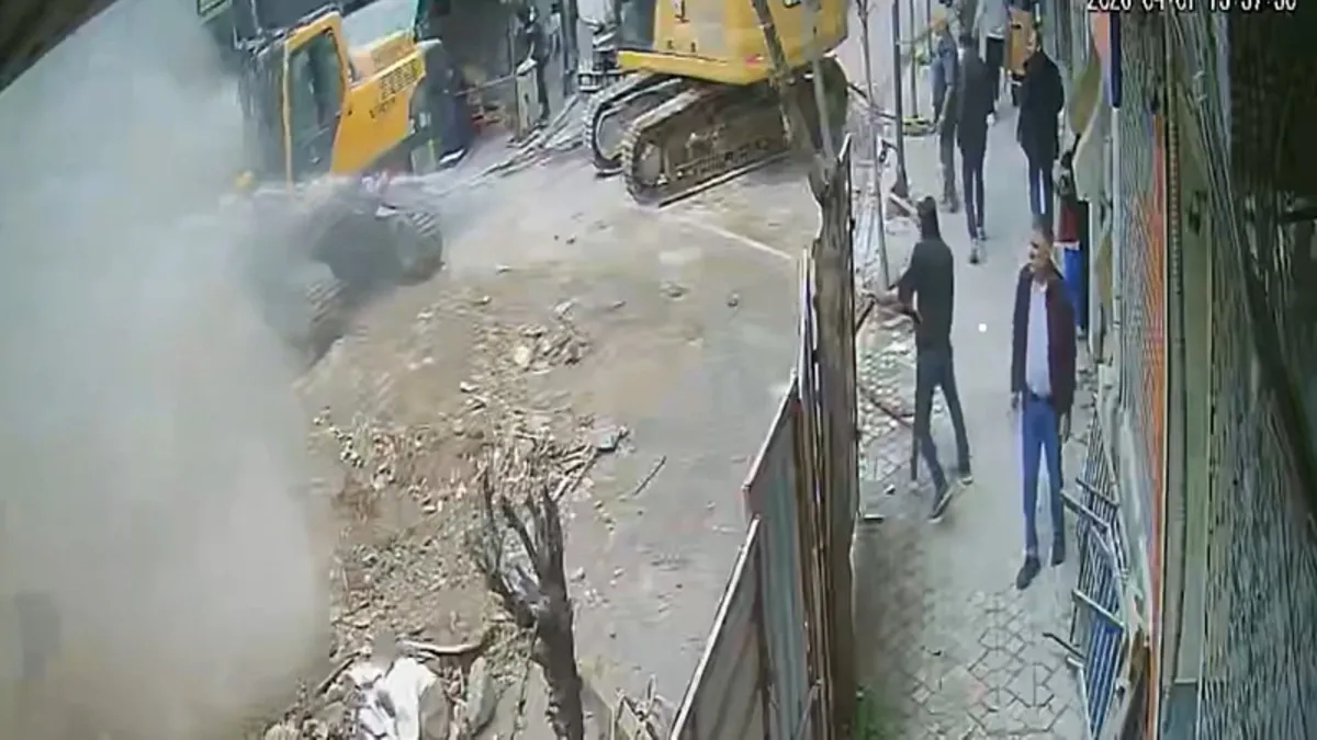 Zeytinburnu'da kahreden olay: Beton parçası can aldı! 6 yaşındaki çocuk hayatını kaybetti Zeytinburnu'da kahreden olay: Beton parçası can aldı! 6 yaşındaki çocuk hayatını kaybetti