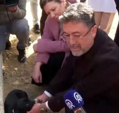 tarim-ve-orman-bakani-ibrahim-yumakli-acilisini-yaptigi-hayvan-barinagindan-kopek-sahiplendi-1731079922955.jpg