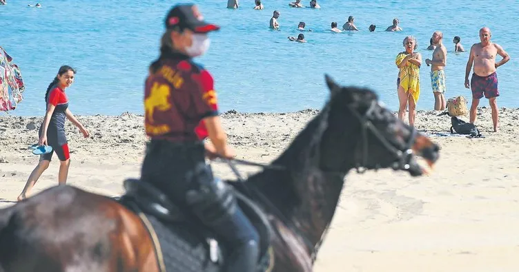 İzmir’in plajları atlı polislere emanet