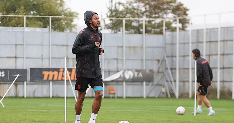 Sivasspor yağmur altında çalıştı!