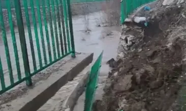 Yüksekova’da sağanak yağış nedeniyle istinat duvarı çöktü