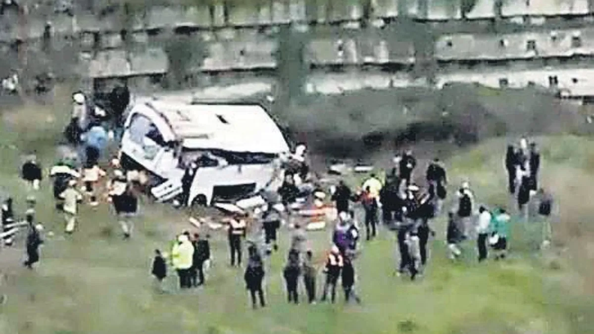 Servis aracı şarampole yuvarlandı 5 ölü 6 yaralı Servis aracı şarampole yuvarlandı 5 ölü 6 yaralı