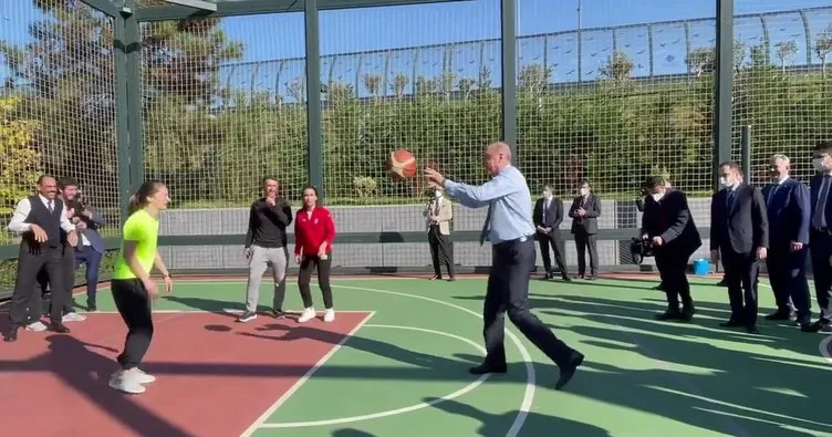 Başkan Erdoğan gençlerle basketbol oynadı