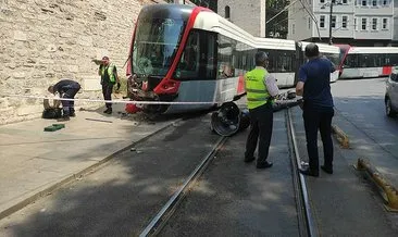 Pos cihazına takılan tramvay, raylardan çıkıp elektrik direğine çarptı