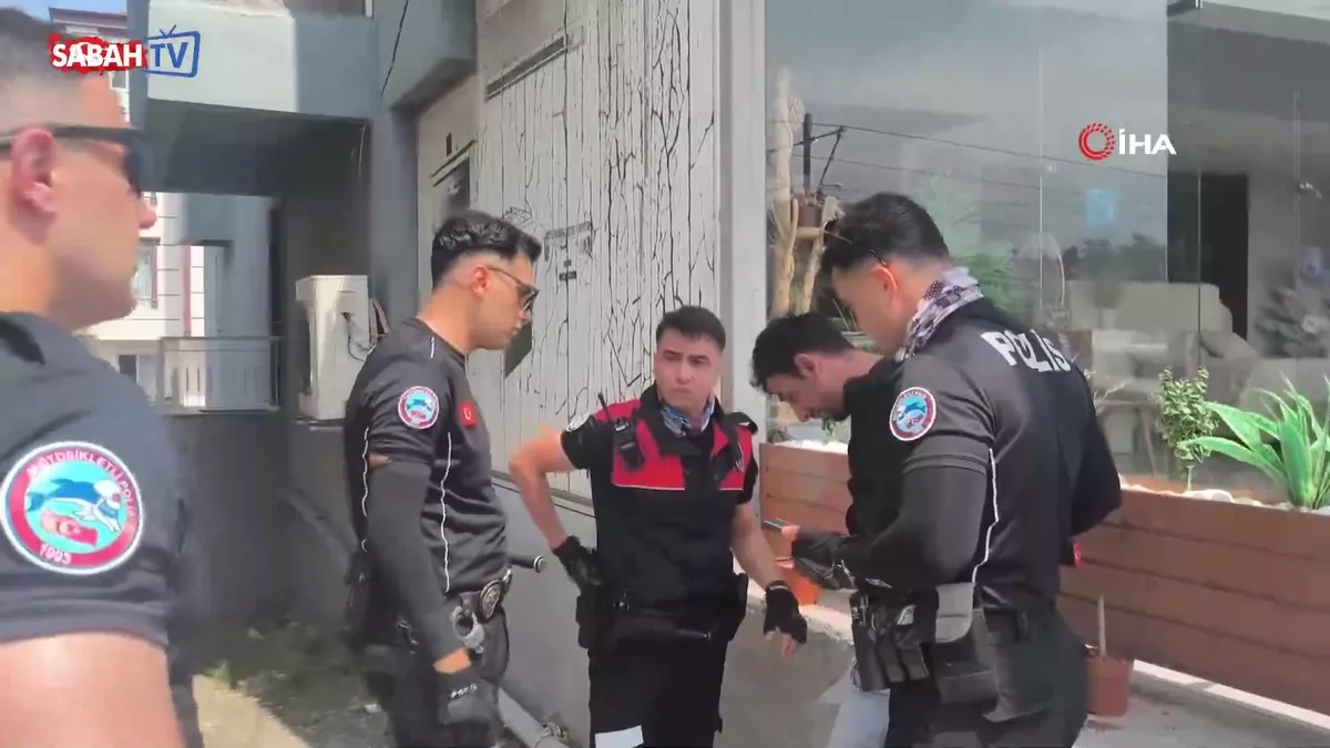 Polisi görünce kaçmak istedi, 34 dosyadan 23 yıl hapis cezası ile arandığı ortaya çıktı | Video videosunu izle Polisi görünce kaçmak istedi, 34 dosyadan 23 yıl hapis cezası ile arandığı ortaya çıktı | Video videosunu izle