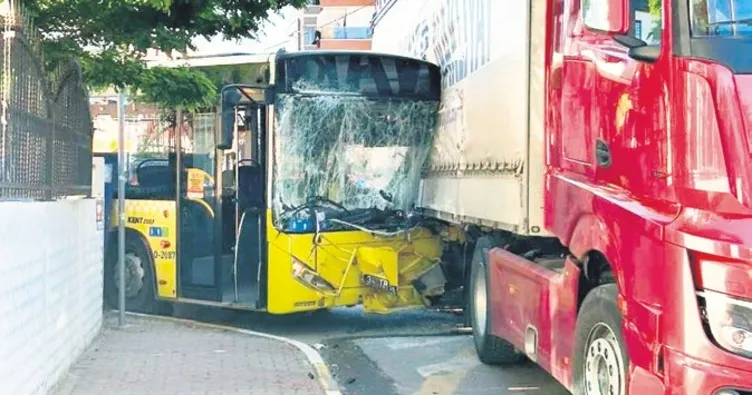 İETT otobüsü ile TIR çarpıştı: 3 yaralı