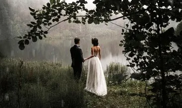 Doğada düğün fotoğrafları çektiren çift, yağmura yakalandı