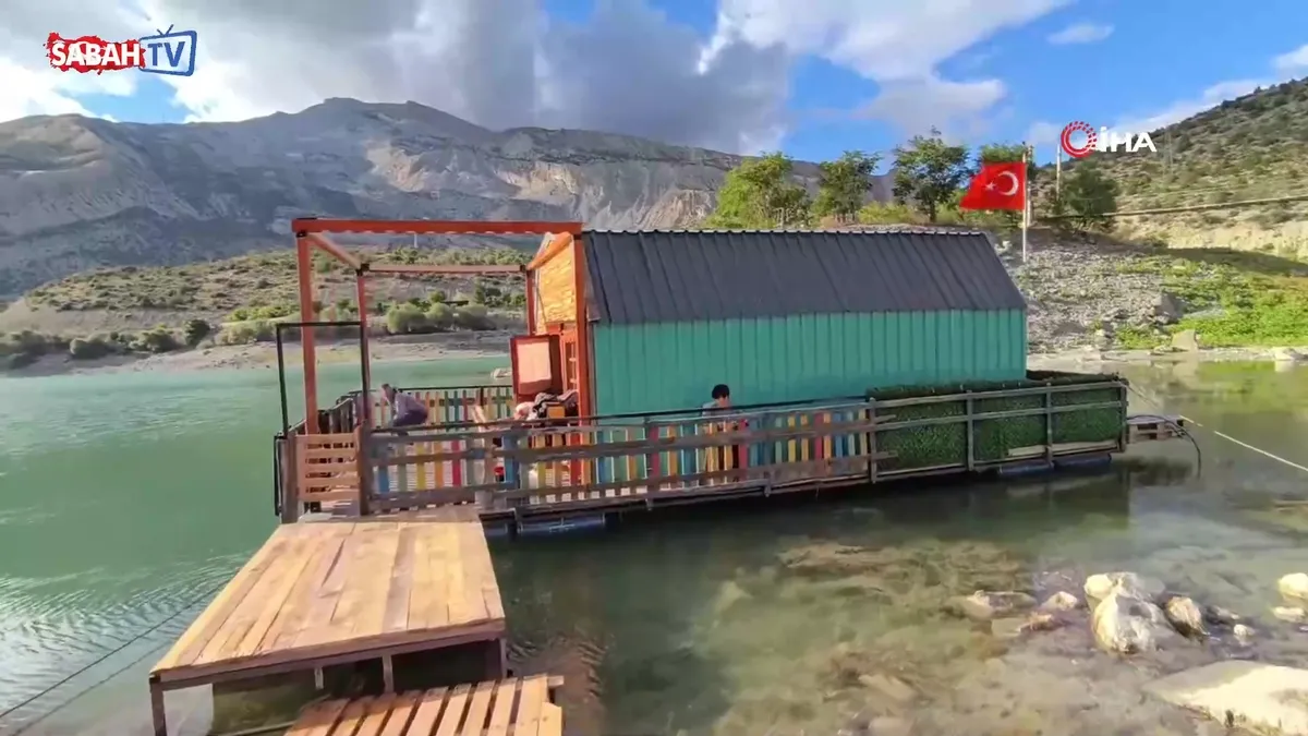 Tortum Gölü üzerinde yüzen ev ilgi odağı oldu | Video videosunu izle Tortum Gölü üzerinde yüzen ev ilgi odağı oldu | Video videosunu izle