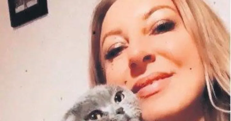 Her yerde kedisini arıyor