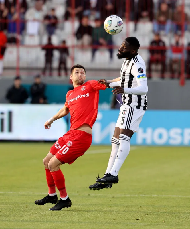 son-dakika-haberi-besiktas-umraniyespora-konuk-oluyor-karsilasmada-gol-geldi-1682182066245.jpg