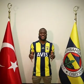 Moses imzayı attı, formayı giydi