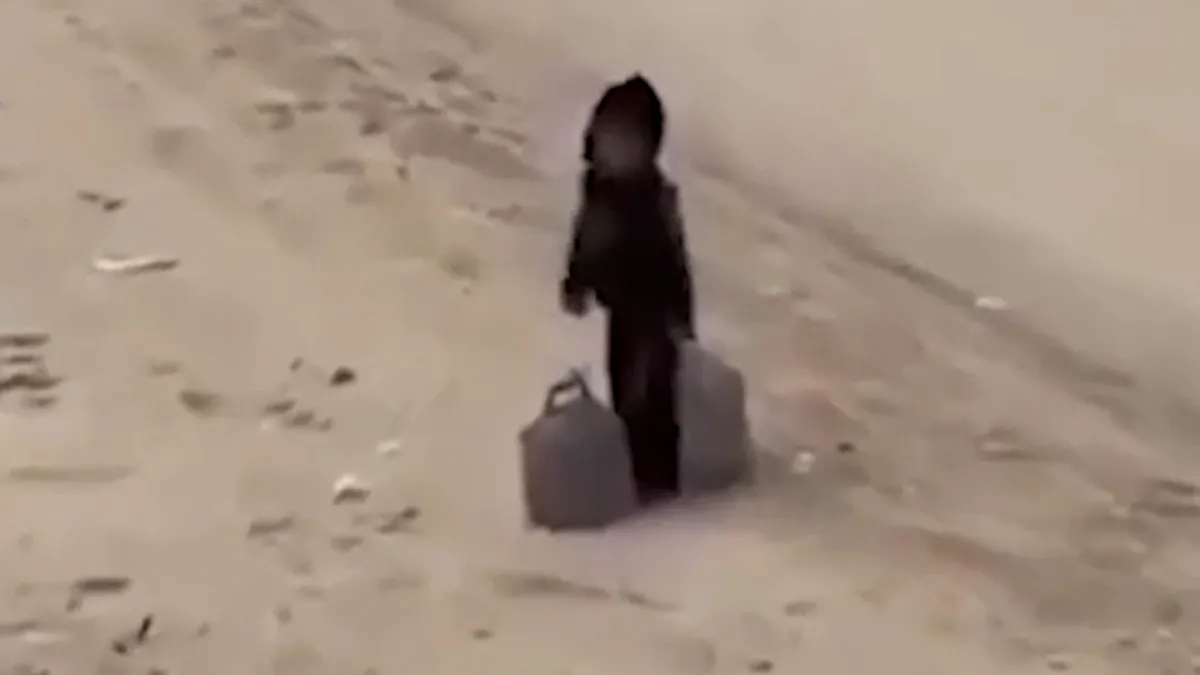 "Maymun" kadar konuşulmayan Gazzeli çocuk: Kendinden ağır yükleri taşımak için mücadele etti