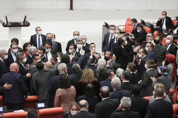 son-dakika-chp-hendek-terorunu-gormezden-geldi-hdpye-sahip-cikti-tbmmde-ortalik-karisti-1638347109973.jpg