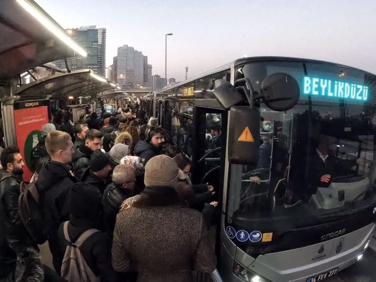 İstanbul’da ulaşım sorunu! Metrobüsler alarm veriyor: Sayılar yetersiz, duraklar kalabalık, arızalar fazla…