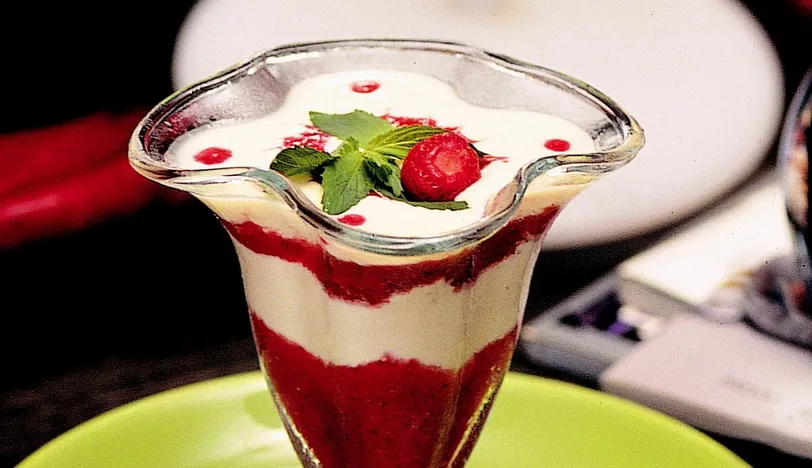 Çilek Soslu Beyaz Çikolatalı Mus