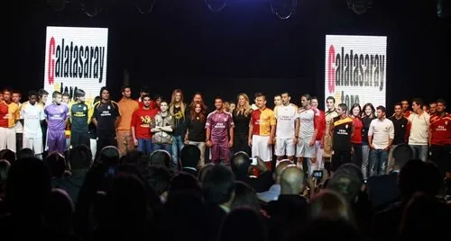 Galatasaray yeni formalarını tanıttı