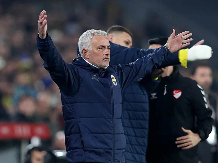 Son dakika haberi: Jose Mourinho krizi! Derbi sonrası Fenerbahçe yönetimi ikiye bölündü