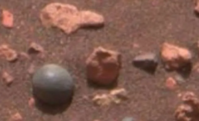 Mars yüzeyinde gizemli küre görüntülendi
