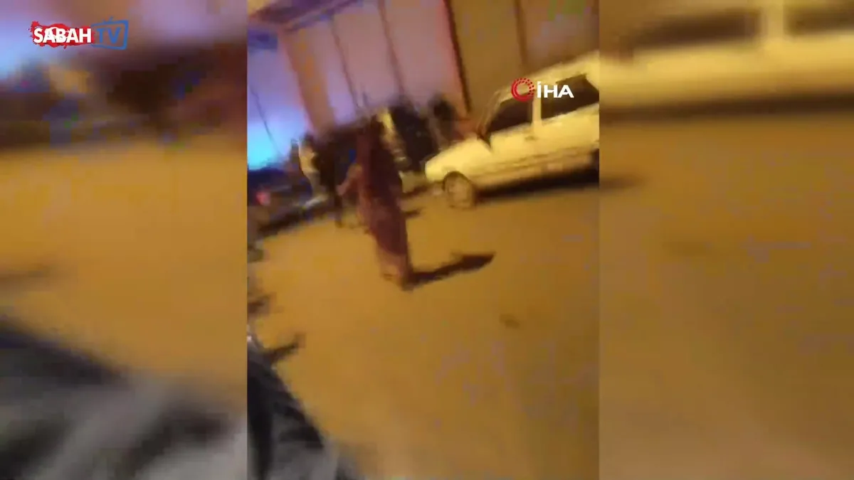 Hatay’da iki aile arasında çıkan kavgada mahalle savaş alanına döndü: 1 ölü, 6 yaralı | Video videosunu izle Hatay’da iki aile arasında çıkan kavgada mahalle savaş alanına döndü: 1 ölü, 6 yaralı | Video videosunu izle